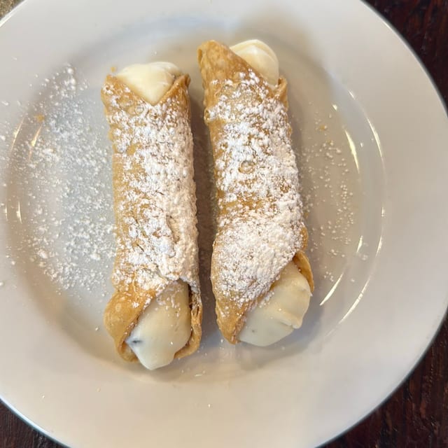 2 Cannoli.